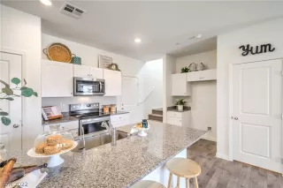 Photo #6: 2461154 Listing