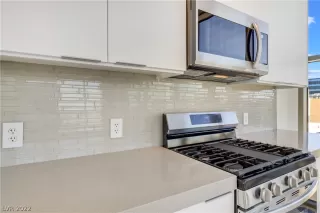 Photo #5: 2461342 Listing