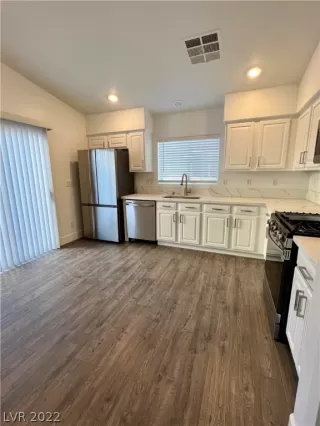 Photo #3: 2461395 Listing