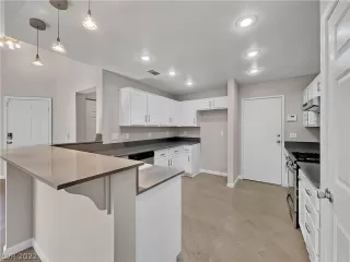 Photo #3: 2461669 Listing