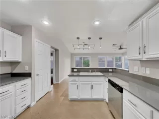 Photo #4: 2461669 Listing