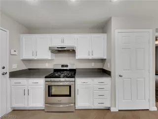 Photo #5: 2461669 Listing