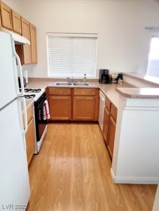 Photo #4: 2461737 Listing