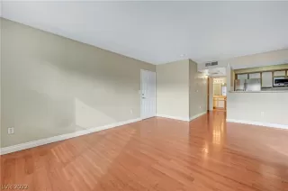 Photo #4: 2462033 Listing