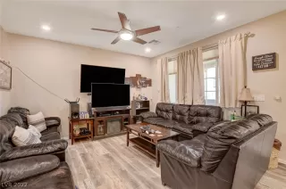 Photo #4: 2462111 Listing