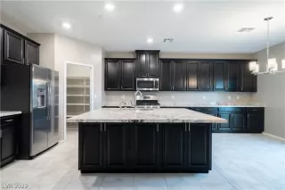 Photo #3: 2462222 Listing