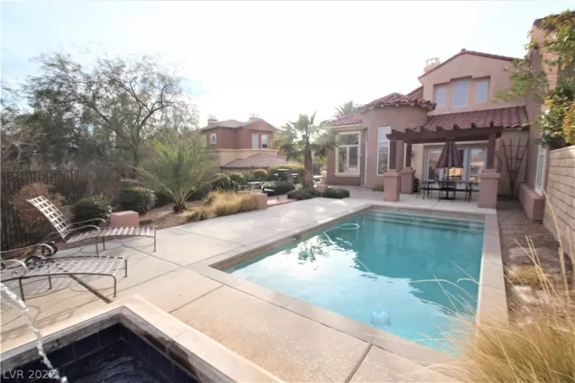 MLS: 2462380 Condo For Sale