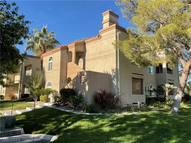 MLS: 2462500 Condo For Sale