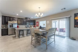 Photo #4: 2462502 Listing