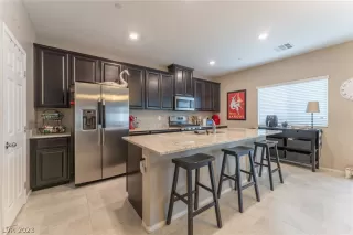 Photo #5: 2462502 Listing