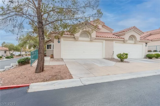 MLS: 2462791 Condo For Sale