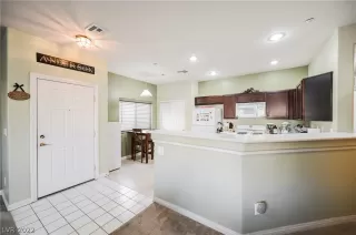 Photo #5: 2462829 Listing