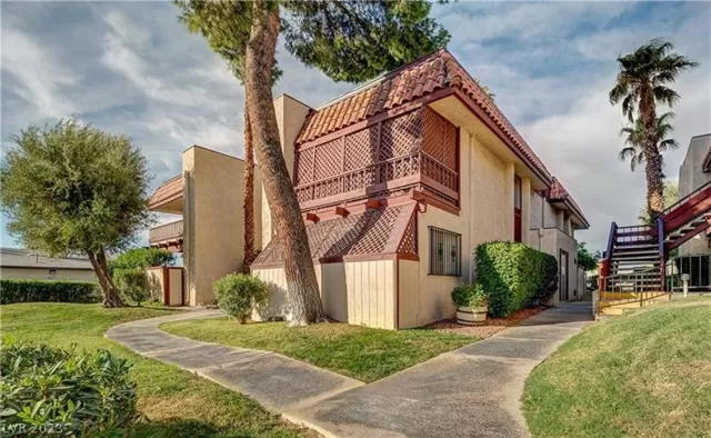 MLS: 2462834 Condo For Sale