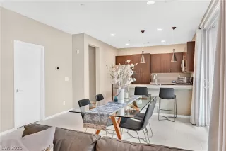 Photo #5: 2462891 Listing