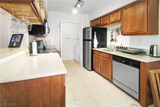 Photo #6: 2462908 Listing