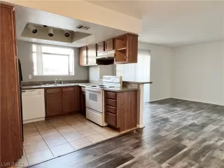 Photo #5: 2463002 Listing