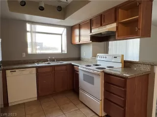 Photo #6: 2463002 Listing