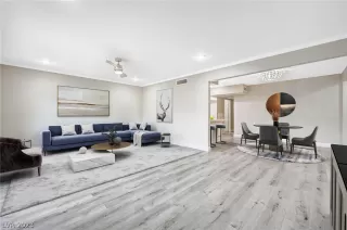 Photo #4: 2463395 Listing