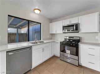 Photo #5: 2463517 Listing 