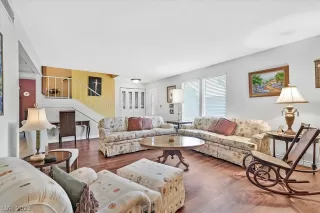 Photo #3: 2463609 Listing