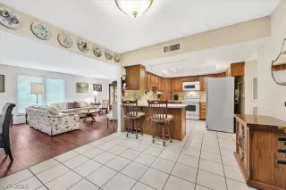 Photo #6: 2463609 Listing