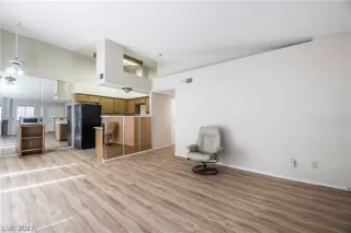 Photo #3: 2463611 Listing