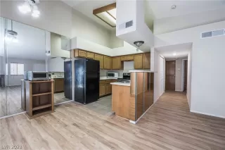 Photo #6: 2463611 Listing