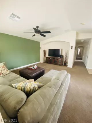 Photo #4: 2463640 Listing