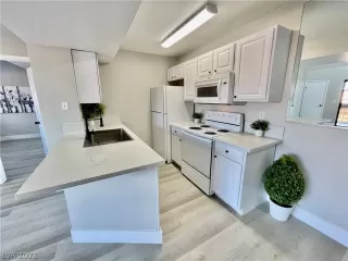 Photo #4: 2463643 Listing 