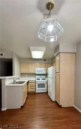 Photo #4: 2463704 Listing