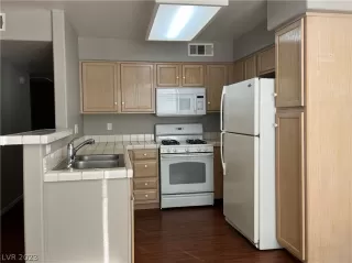 Photo #5: 2463704 Listing