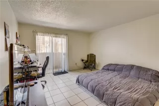 Photo #4: 2463714 Listing