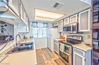 Photo #3: 2463761 Listing