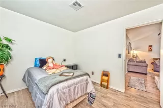 Photo #4: 2463761 Listing