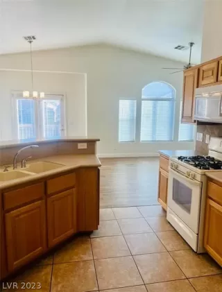 Photo #3: 2463890 Listing 