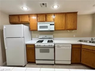 Photo #5: 2463980 Listing