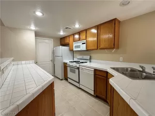 Photo #6: 2463980 Listing