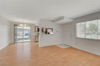 Photo #4: 2464047 Listing