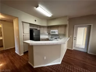 Photo #4: 2464062 Listing 