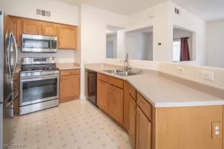 Photo #5: 2464098 Listing