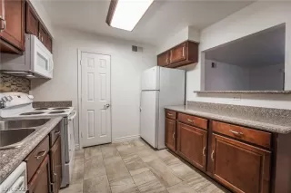 Photo #2: 2464128 Listing 