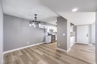 Photo #4: 2464150 Listing