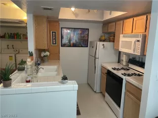 Photo #6: 2464258 Listing