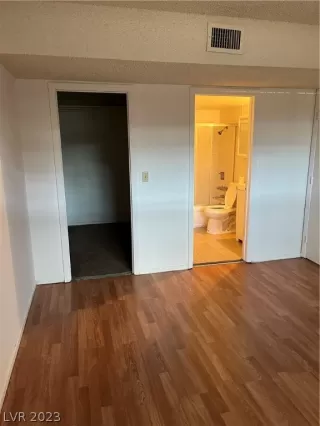 Photo #3: 2464279 Listing