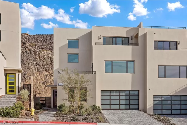 MLS: 2464292 Condo For Sale