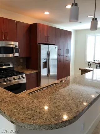 Photo #2: 2464535 Listing 