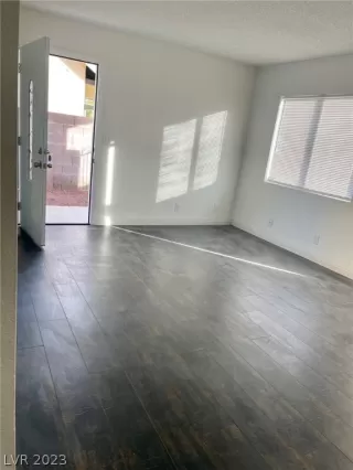 Photo #4: 2464570 Listing 