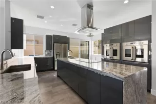 Photo #1: 2464614 Listing 