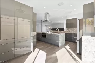 Photo #2: 2464614 Listing 