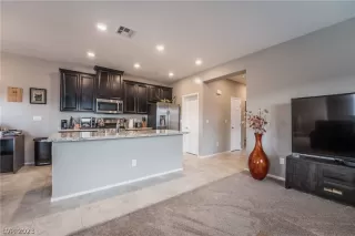Photo #3: 2464658 Listing